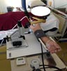  Installation du volontaire : sonde échographique sur artère brachiale et capteurs laser doppler Periflux sur l’intérieur des mains